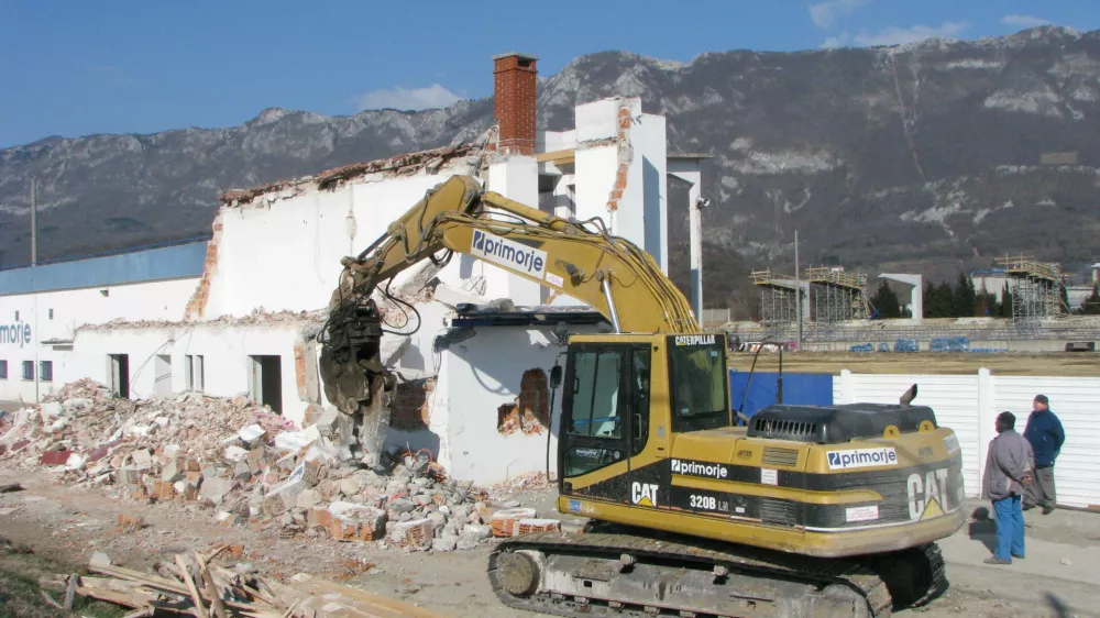 obnova stadion Primorje ru&scaron;itev stara zahodna tribuna