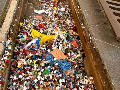 delavci Okolja Piran so ves dan čistili konfete iz ja&scaron;kov. Foto: FB/Okolje Piran