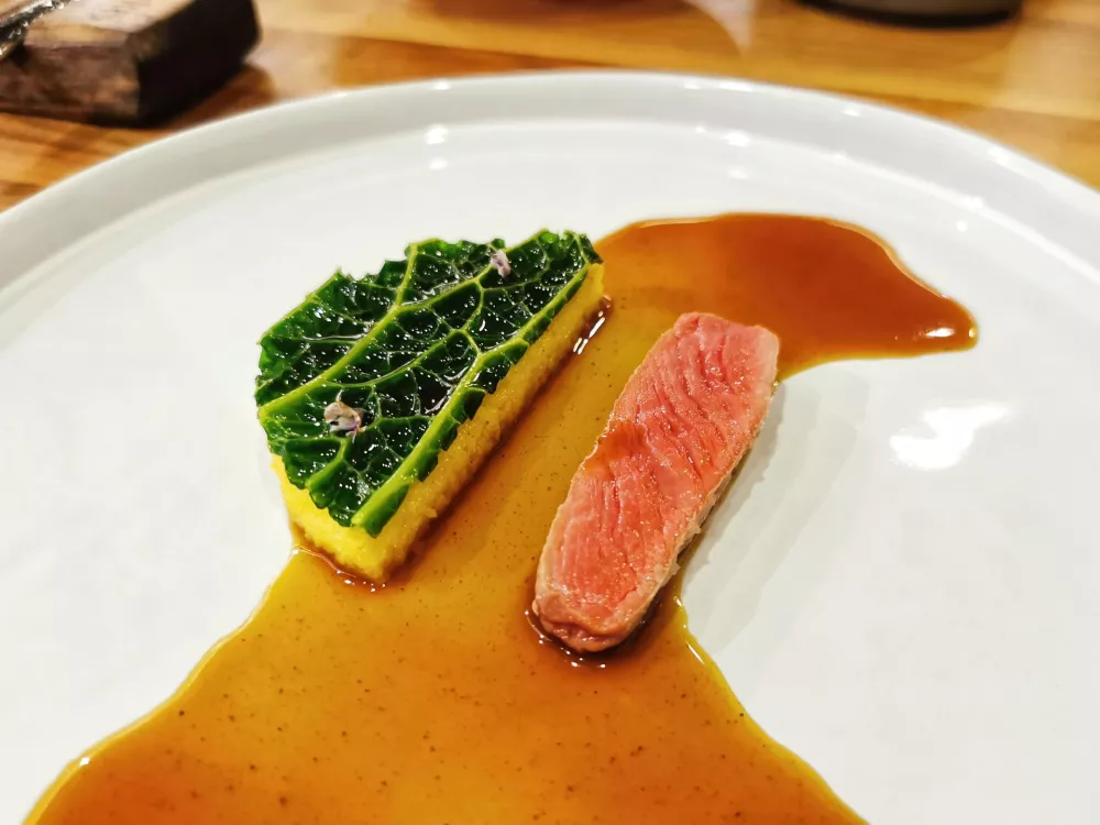 Jagenjček, polenta in ohrovt, Posestvo Gjerke&scaron;