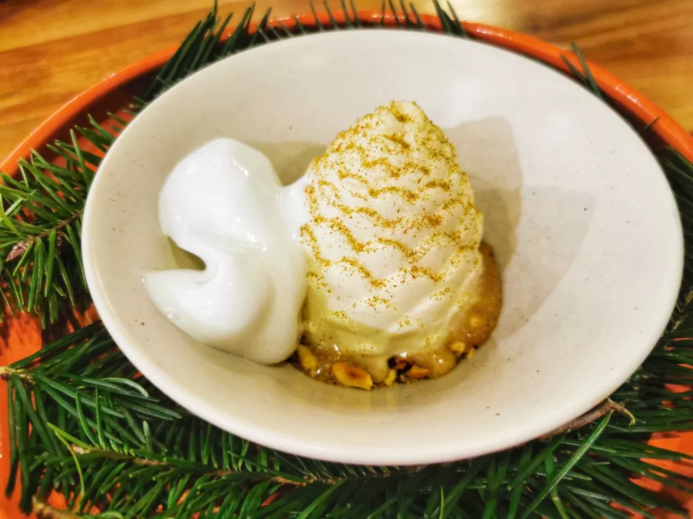 Storž iz p&scaron;eničnega zdroba in beljakova pena s smrekovimi vr&scaron;ički, Posestvo Gjerke&scaron;