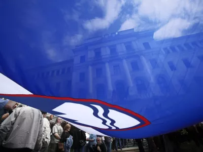 simbolična fotografija - - Vrhovno sodi&scaron;če Republike Slovenije - Vi&scaron;je in Okrožno sodi&scaron;če v Ljubljani, Tavčarjeva ulica 9, stavba - slovenska zastava- protestni shod pred sodi&scaron;čem - protest podpornikov in nasprotnikov Janeza Jan&scaron;e, - sodba 5.6.2013 - izrek sodbe - sojenje zaradi vpletenosti v afero PATRIA - sodi&scaron;če je predsednika SDS Janeza Jan&scaron;o obsodilo na dve leti zapora in plačilo 37.000 evrov, brigadirja Toneta Krkoviča in direktorja Rotisa Ivana Črnkoviča pa je obsodilo na 22 mesecev zapora in plačilo 37.000 evrov zaradi kaznivih dejanj sprejemanja daril oziroma poskusa sprejemanja daril za nezakonito posredovanje v postopku izbora in nakupa 135 finskih oklepnikov Patria. /FOTO: Luka Cjuha