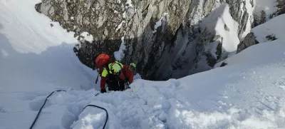 Reševalec je najprej zagledal rokavico, še 20 metrov globlje pa pohodnika brez znakov življenja. Foto: GRS Kranj
