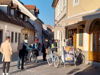 Vrsta pred sla&scaron;čičarno na Trubarjevi ulici. Foto: Vesna Levičnik