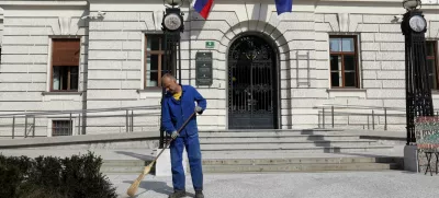 - simbolična fotografija – čiščenje – pometanje – sodstvo – sodni postopki - pravosodje - pravo - - 12.10.2022 - Vrhovno sodišče Ljubljana, Tavčarjeva 9 -//FOTO: Tomaž Skale