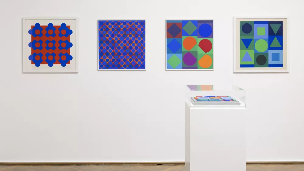 Razstava Victor Vasarely v odmevu, postavljena v Gradu Tivoli, ponuja vpogled v delo enega najvplivnej&scaron;ih predstavnikov optične umetnosti. Foto: Jaka Babnik