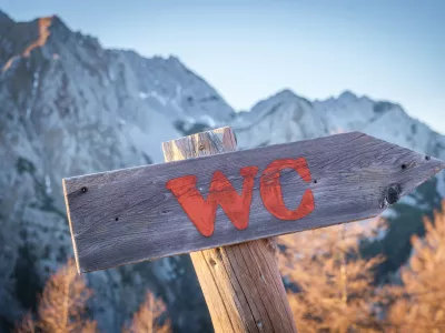 Včasih nič ne pomaga, če sledimo kažipotom. / Foto: Istock