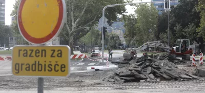 Gradbišče Linhartova19.08.2024 - gradbišče - do predvidoma 2. septembra bo v sklopu celovite rekonstrukcije Linhartove ceste v Ljubljani poleg že obstoječe popolne zapore te mestne prometnice med križiščema z Vojkovo in Železno cestoFOTO: Luka Cjuha