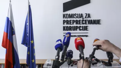 - simbolična fotografija - mediji, mikrofoni, slovenska in evropska zastava   - 31.3.2014 - Komisija za preprečevanje korupcije (KPK) - primopredaja poslov - prevzem poslov murskosobo&scaron;kega odvetnika Borisa &Scaron;tefaneca kljub &scaron;tevilnim pozivom k odstopu v zadnjih tednih -    //FOTO: Jaka Gasar