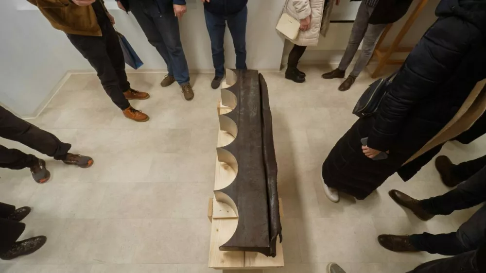 Eden od dveh delov osnutka spomenika solidarnosti ob poplavah, polkrožne oblike ponazarjajo valove vode. Foto: arhiv KGLU