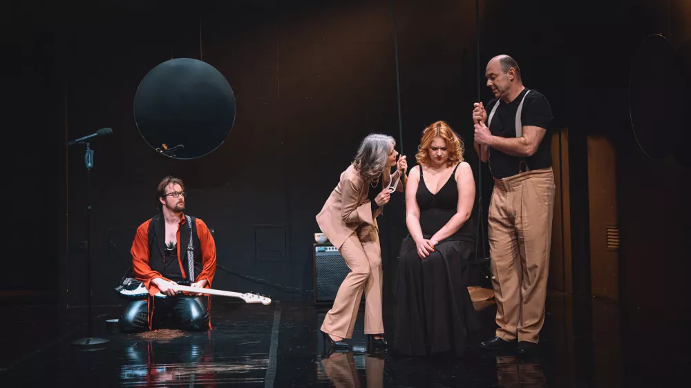 Yasmina Reza: James Brown je uporabljal navijalke, MGL 2025, režija Jana Menger