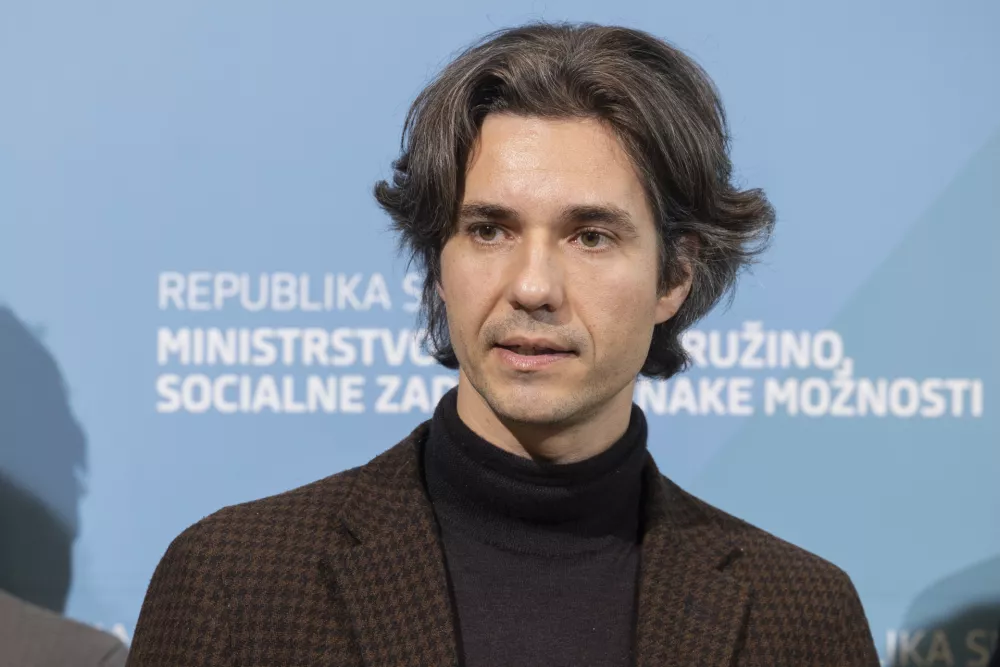 Ljubljana, MDDSE.Skupna novinarska konferenca ministra za delo, druzino, socialne zadeve in enake moznosti Luke Mesca ter glavne inspektorice Inspektorata RS za delo Katje Coh Kragolnik s predstavitvijo delovanja in nacrtov dela inspektorata.Minister za delo, druzino, socialne zadeve in enake moznosti Luka Mesec.