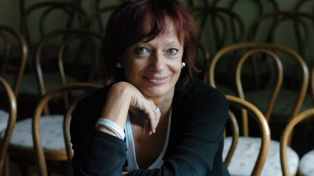 dr. Manca Ko&scaron;ir, doktorica filolo&scaron;kih ved - visoko&scaron;olska učiteljica - Izredna profesorica FDV, Preučuje in poučuje novinarski diskurz in etiko. Je ekspert za časopisne novinarske žanre, //FOTO: Jaka Adamič