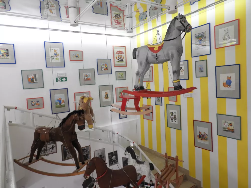 V Hermanovi galeriji so razstavljene tudi ilustracije Jelke Reichman, ki jih je ustvarila do leta 2021. Kar 66 različnih podob Hermana Lisjaka je naslikala. / Foto: Katja Petrovec&nbsp;