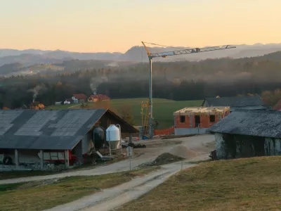 Na kmetiji Skokovih je že od daleč viden žerjav, ki na pogori&scaron;ču stare pomaga pri gradnji nove hi&scaron;e. / Foto: Tatjana Pihlar
