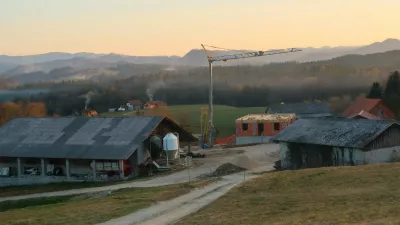 Na kmetiji Skokovih je že od daleč viden žerjav, ki na pogori&scaron;ču stare pomaga pri gradnji nove hi&scaron;e. / Foto: Tatjana Pihlar