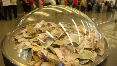 NLB - Nova Ljubljanska banka, - - simbolična - ilustrativna fotografija - denar - tolar - poslovanje s komitenti - komitent - bančno okence - plačilne transakcije / Foto: Bojan Velikonja