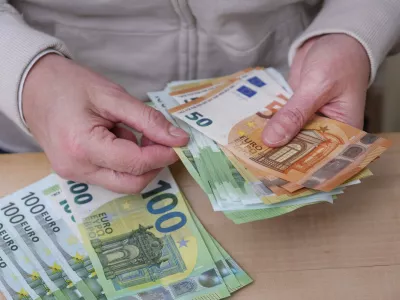 Slovenci smo očitno zelo konservativni in malo aktivni pri varčevanju; svoj denar pu&scaron;čamo na transakcijskih računih ali kvečjemu varčujemo v bančnih depozitih. / Foto: Profimedia