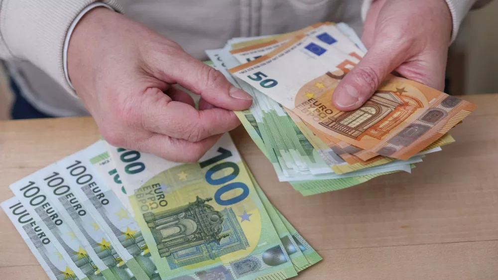 Slovenci smo očitno zelo konservativni in malo aktivni pri varčevanju; svoj denar pu&scaron;čamo na transakcijskih računih ali kvečjemu varčujemo v bančnih depozitih. / Foto: Profimedia