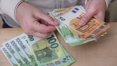 Slovenci smo očitno zelo konservativni in malo aktivni pri varčevanju; svoj denar pu&scaron;čamo na transakcijskih računih ali kvečjemu varčujemo v bančnih depozitih. / Foto: Profimedia