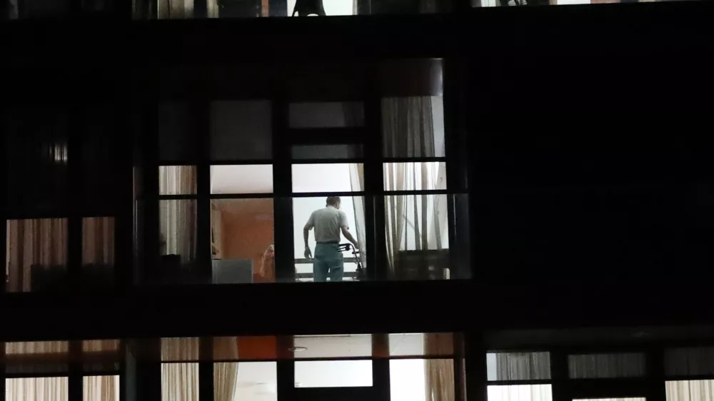 - simbolična fotografija - dom upokojencev v času epidemije koronavirus Covid-19, starej&scaron;i - upokojenci - prazni domovi - sobe - - 23.11.2020 &ndash; DEOS Center starej&scaron;ih Trnovo v Ljubljani, zasebni socialnovarstveni zavod s koncesijo, Devinska 1 //FOTO: Tomaž Skale