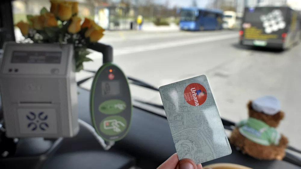 enotna mestna kartica Urbana, plačevanje na avtobusih mestnega prometa - mestni avtobus LPP -   //FOTO: Tomaž Zajel&scaron;nik