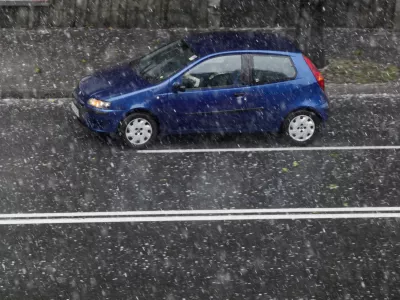 - močne padavine in toča junija 2012 v Ljubljani//FOTO: Luka Cjuha