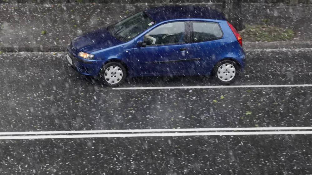 - močne padavine in toča junija 2012 v Ljubljani//FOTO: Luka Cjuha