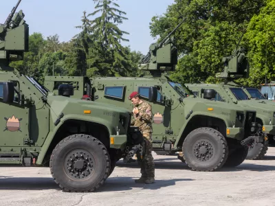 - lahko oklepno vozilo SV LKOV 4x4, proizvajalca Oshkosh Defense. - 05.06.2021 - Voja&scaron;nica Edvarda Peperka v Ljubljani - Slovenska vojska (SV) - predstavitev novih 38 lahkih kolesno oklepnih vozil LKOV 4x4 z integrirano oborožitveno postajo M153 Kongsberg. //FOTO: Bojan Velikonja
