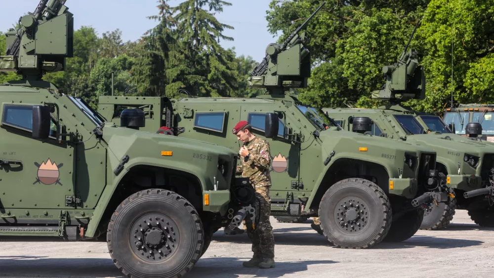 - lahko oklepno vozilo SV LKOV 4x4, proizvajalca Oshkosh Defense. - 05.06.2021 - Voja&scaron;nica Edvarda Peperka v Ljubljani - Slovenska vojska (SV) - predstavitev novih 38 lahkih kolesno oklepnih vozil LKOV 4x4 z integrirano oborožitveno postajo M153 Kongsberg. //FOTO: Bojan Velikonja