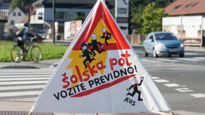 - 01.09.2015 - prvi &scaron;olski dan v novem &scaron;olskem letu 2015/16 - okoli 174.000 učencev, od tega prvič &scaron;olski prag prestopilo, 21.807 prvo&scaron;olcev - &scaron;olstvo - prvo&scaron;olci - znaki - &scaron;olska pot - previdno -  //FOTO: Maja Marko