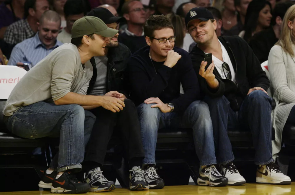 Leonardo Di Caprio (desno) in Tobey Maguire (levo) rada obiskujeta tekme LA Lakers.&nbsp;/ Foto:AP