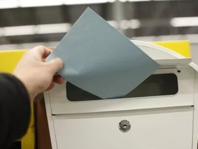 - po&scaron;tni nabiralnik - pismo &ndash; modra pisemska ovojnica - kuverta///FOTO: Luka Cjuha