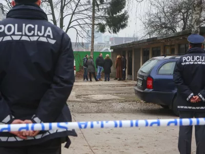 - 14.01.2016 - Rožičeva ulica v Ljubljani - mimoidoči je v smeteh pri garažah na&scaron;el truplo novorojenčka - detomor   //FOTO: Bojan Velikonja 