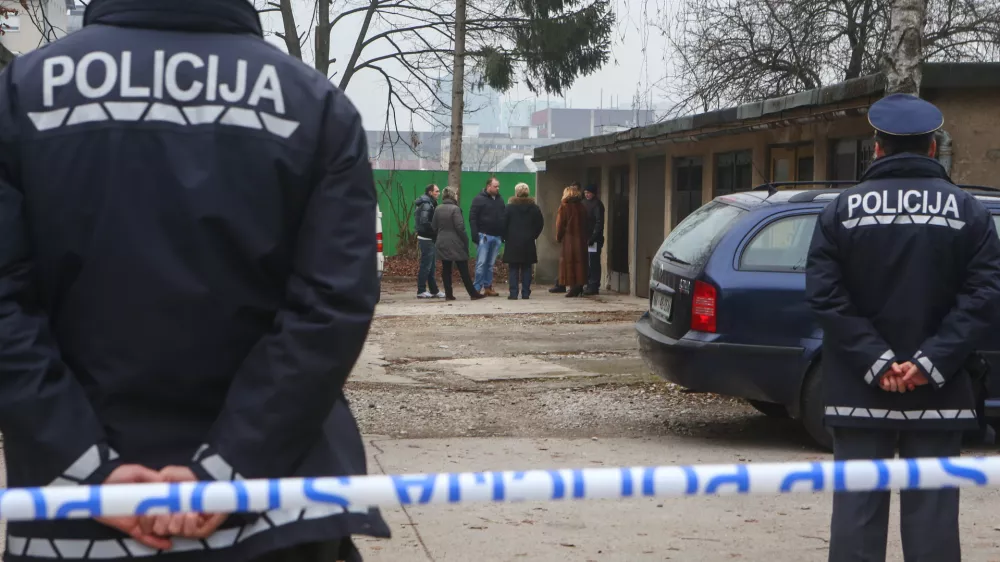 - 14.01.2016 - Rožičeva ulica v Ljubljani - mimoidoči je v smeteh pri garažah na&scaron;el truplo novorojenčka - detomor   //FOTO: Bojan Velikonja 