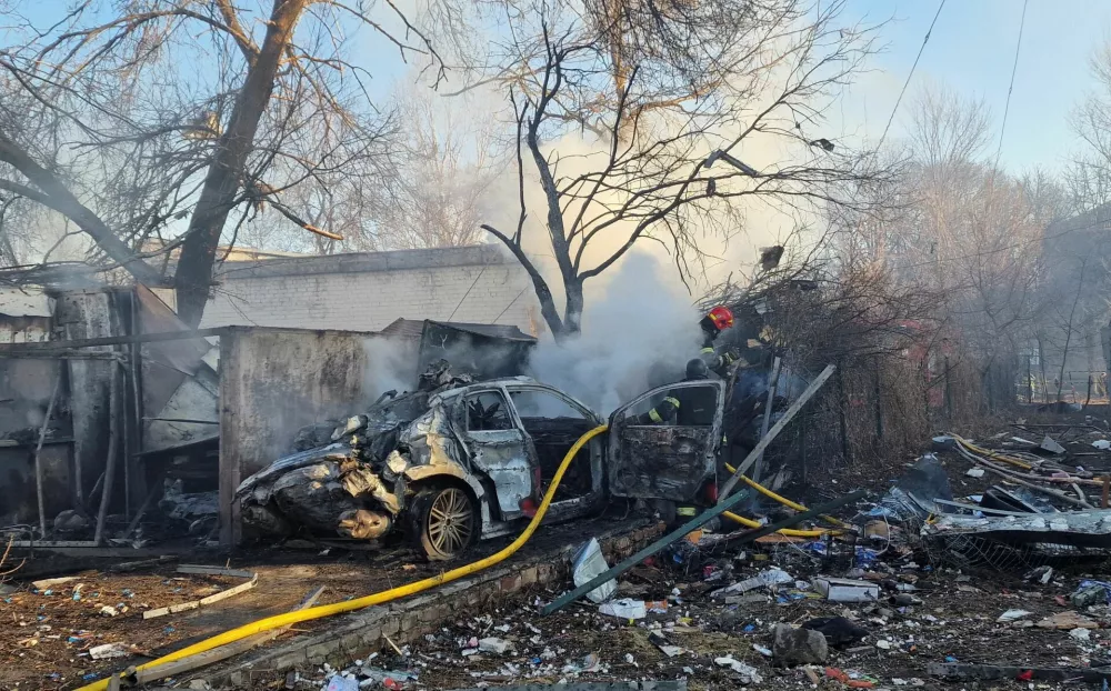 Firefighters work at a site of a Russian missile strike, amid Russia's attack on Ukraine, in Kharkiv, Ukraine March 7, 2025. REUTERS/Vyacheslav Madiyevskyy