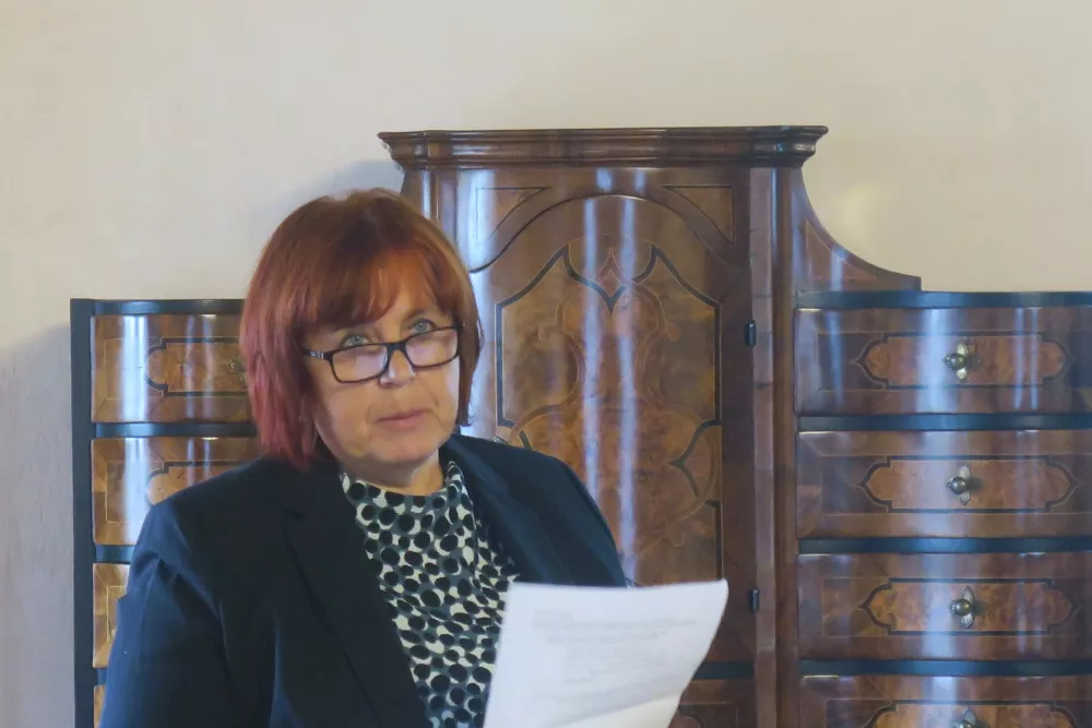 Na podlagi tega bomo poiskali tesarje, ki &scaron;e znajo po starem pripraviti les. Tudi izdelovalcev slamnatih streh na Slovenskem ni več veliko. Glavni problem pa je pomanjkanje materiala, saj gre za ročno žeto rženo slamo. je pojasnil&nbsp;Zora Torkar, direktorica Medobčinskega muzeja Kamnik.