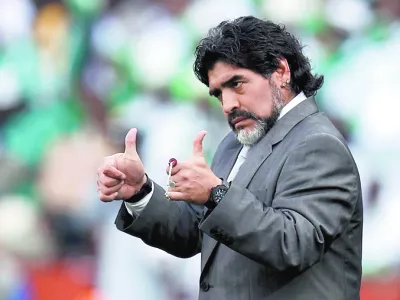 Argentina's coach Diego Maradona gives the thumbs-up during a 2010 World Cup Group B soccer match against Nigeria at Ellis Park stadium in Johannesburg June 12, 2010. REUTERS/Eddie Keogh (SOUTH AFRICA - Tags: SPORT SOCCER WORLD CUP)------1 kolonsko