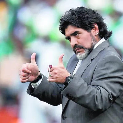 Argentina's coach Diego Maradona gives the thumbs-up during a 2010 World Cup Group B soccer match against Nigeria at Ellis Park stadium in Johannesburg June 12, 2010. REUTERS/Eddie Keogh (SOUTH AFRICA - Tags: SPORT SOCCER WORLD CUP)------1 kolonsko