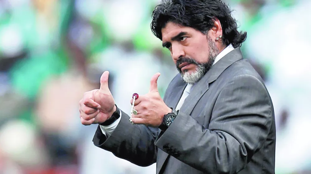 Argentina's coach Diego Maradona gives the thumbs-up during a 2010 World Cup Group B soccer match against Nigeria at Ellis Park stadium in Johannesburg June 12, 2010. REUTERS/Eddie Keogh (SOUTH AFRICA - Tags: SPORT SOCCER WORLD CUP)------1 kolonsko