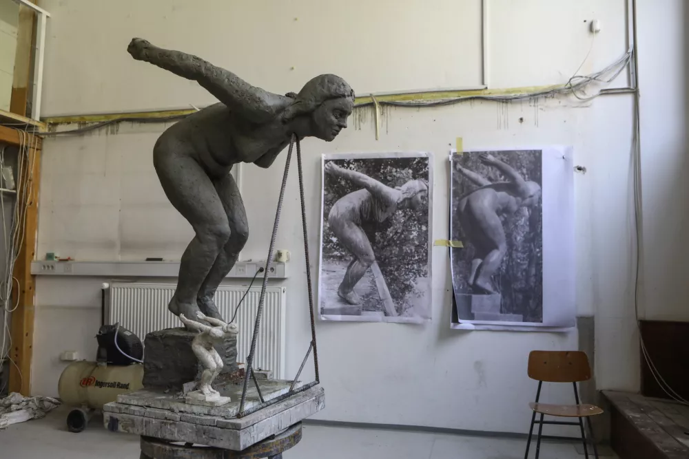 - 12.04.2022 - Atelje likovne akademije ALUO, Svetčeva ulica 1. - replika kip Plavalka - originalni bronasti kip Plavalke kiparja Franceta Gor&scaron;eta je bil leta 2007 ukraden iznad vhoda v kopali&scaron;če Ilirija v Ljubljani. //FOTO: Luka Cjuha