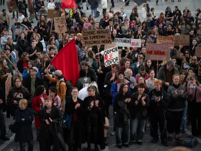 Protestnice zahtevajo vi&scaron;je plače in izbolj&scaron;anje delovnih pogojev za delavstvo v feminiziranih poklicih. Foto: Nik Erik Neubauer