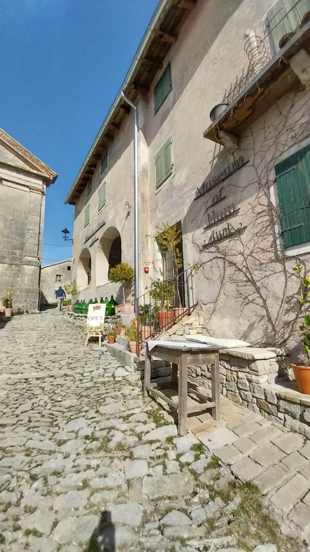 Hum, najmanj&scaron;e mesto na svetu se počasi prebuja in vstopa v poletno sezono. 