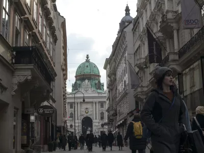 - Kolhmarkt ulica -- 16.03.2015 - AVSTRIJA - glavno mesto Dunaj s stoletno tradicijo občinske gradnje - avstrijska stanovanjska politika za subvencioniranje stanovanj - ///FOTO: Luka Cjuha OPOMBA: ZA OBJAVO V PRILOGI &ndash; DNEVNIKOV OBJEKTIV - REPORTAŽA 2015