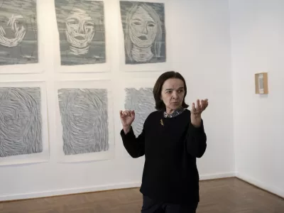 Umetnica Zora Stančič pred serijo Prva praska najbolj boli, ki jo je s tehniko linoreza in natisov ustvarila leta 2011. Foto: Nik Erik Neubauer