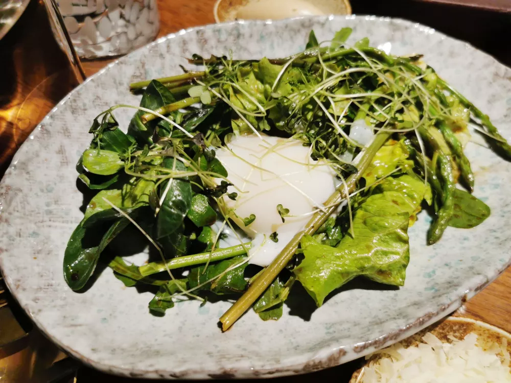 Solata z divjimi &scaron;parglji in po&scaron;iranim jajcem, Theatrium by Filho