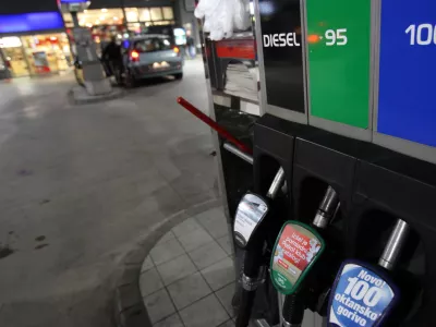 bencinska črpalka Petrol, gorivo - Euro diesel - Euro super 95 - - Euro plus 98 - bencin- podražitev bencina - cene goriv na bencinskih črpalkah bistveno vi&scaron;je//FOTO: Luka Cjuha