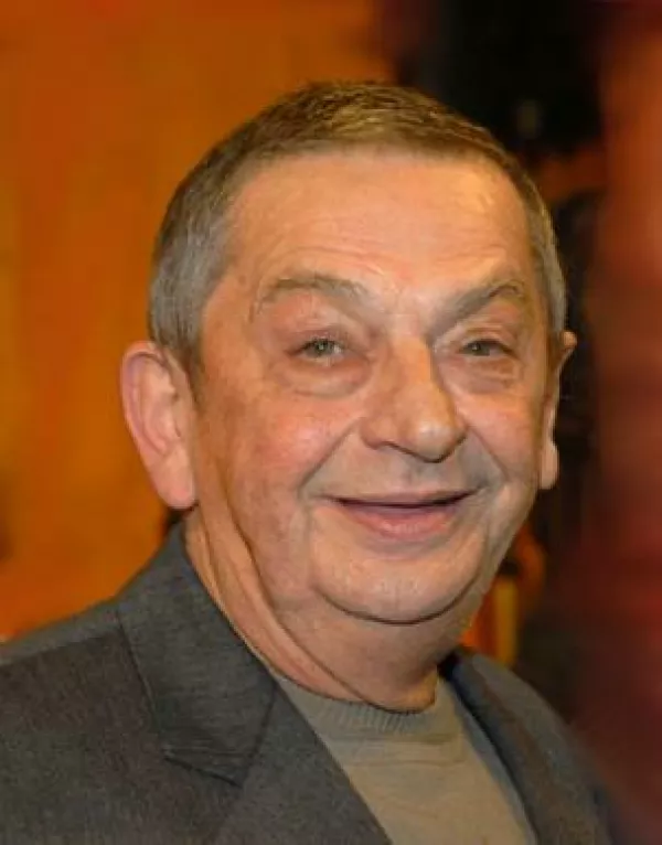 Peter Militarev, častni predsednik KUD Pirniče:&nbsp;&raquo;V dru&scaron;tvu smo ostali brez ženske in mo&scaron;ke garderobe. Oba prostora imata izhod na oder, zato bi bila ureditev frizerskega salona na tem mestu zelo težavna. Namembnost prostorov za kulturo ni bila preklicana in v dru&scaron;tvu &scaron;e vedno nismo prejeli zahtevanih pojasnil glede tega.&laquo;