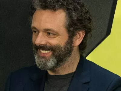 Michael Sheen že dolgo poziva k strožji regulaciji kreditnega sistema v Združenem kraljestvu. F wikipedia