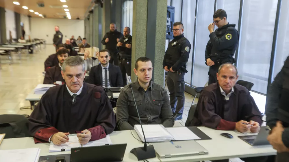 Odvetnik Dejan Marković (desno) je predlagal, naj sodi&scaron;če Klemna Kadivca (v sredini) izpusti iz pripora. Foto: Bojan Velikonja