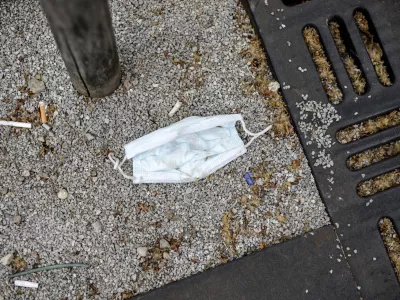 - odvržene za&scaron;čitne rokavice in maske po uporabi na tleh ob cestah, pločnikih, drugih javnih povr&scaron;inah ter v naravi - 20.04.2020 &ndash; Epidemija Koronavirus COVID-19 v Sloveniji &ndash; ukrep obvezna uporaba za&scaron;čitnih mask in rokavic v trgovinah in drugih javnih zaprtih prostorih //FOTO: Matjaž Ru&scaron;t